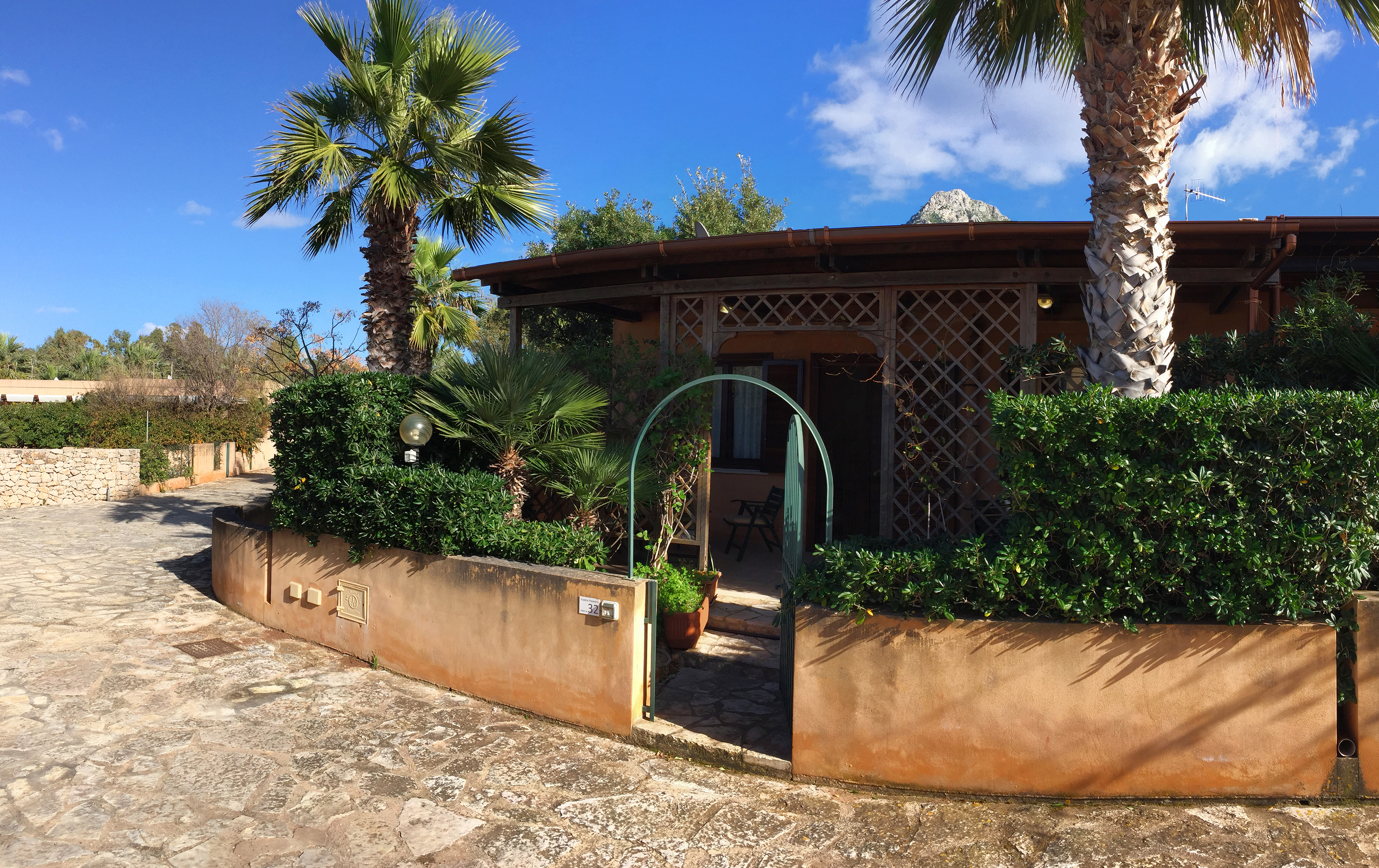 Acquamarina 32, villetta con giardino